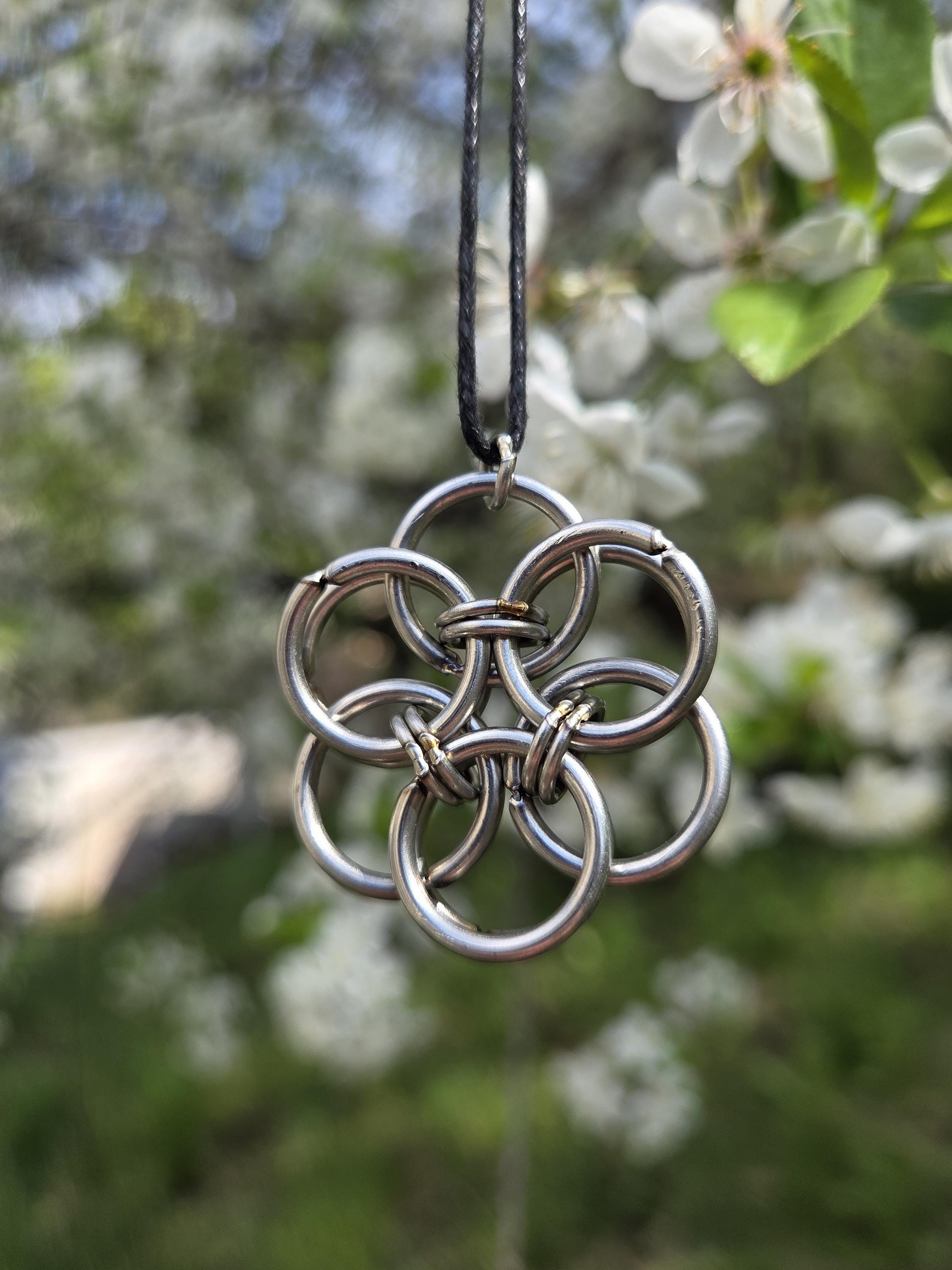 Helm chain pendant V2